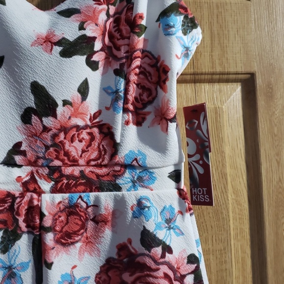 Cute flowered romper white NWT Hot Kiss floral pink M medium - Picture 2 of 3
